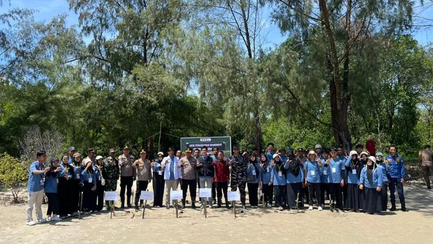 Polda Riau dan Ekspedisi Rembuk Pemuda Riau tanam 1.000 mangrove di Pulau Rupat Polda Riau dan Ekspedisi Rembuk Pemuda Riau tanam 1.000 mangrove di Pulau Rupat, Minggu (26/10/2025).