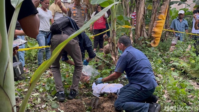 Polisi membongkar makam bayi pasangan anak punk yang dikuburkan di kebun warga Jambi Polisi membongkar makam bayi pasangan anak punk yang dikuburkan di kebun warga Jambi