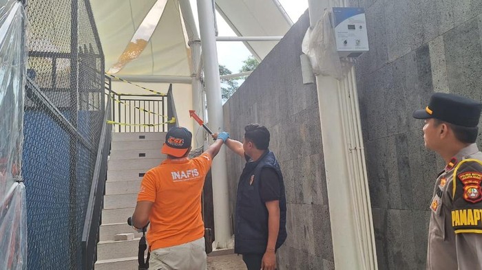 Detik-detik Atap Lapangan Padel di Jakbar Roboh Diterjang Angin Kencang