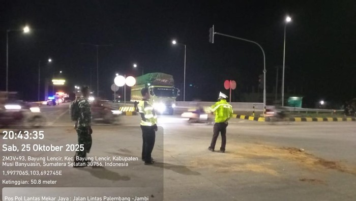 Polisi saat olah TKP kecelakaan maut di Muba. Polisi saat olah TKP kecelakaan maut di Muba.