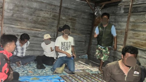 Polsek Sembalun ketika menangkap lima orang pelaku perjudian di Pusuk Sembalun, Lombok Timur, NTB, Sabtu (25/10/2025). (Dok. Polsek Sembalun)