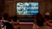 Dipenuhi bunker bawah tanah, Dadan terkenal dengan slogan besar sepanjang 20 meter (65 kaki) yang dilukis dengan huruf merah dan menghadap langsung ke Xiamen. Pemerintah Kinmen berharap dengan berkunjung, wisatawan dapat memperoleh sedikit optimisme tentang masa depan, terlepas dari ketegangan yang masih berlangsung antara Taipei dan Beijing. REUTERS/Ann Wang Dipenuhi bunker bawah tanah, Dadan terkenal dengan slogan besar sepanjang 20 meter (65 kaki) yang dilukis dengan huruf merah dan menghadap langsung ke Xiamen. Pemerintah Kinmen berharap dengan berkunjung, wisatawan dapat memperoleh sedikit optimisme tentang masa depan, terlepas dari ketegangan yang masih berlangsung antara Taipei dan Beijing. REUTERS/Ann Wang