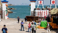 Para wisatawan berkumpul di pelabuhan dan pintu masuk Dadan, dengan latar belakang kota Xiamen, China. Pemerintah Taiwan kini ingin menunjukkan sisi lain dari Pulau Dadan yang kecil, yang dikenal karena keterpencilannya dan hanya berjarak 4 km (2,5 mil) dari Xiamen, dan mengizinkan wisatawan masuk, meskipun dengan tur yang dikontrol ketat dan umumnya hanya untuk warga negara Taiwan. REUTERS/Ann Wang Para wisatawan berkumpul di pelabuhan dan pintu masuk Dadan, dengan latar belakang kota Xiamen, China. Pemerintah Taiwan kini ingin menunjukkan sisi lain dari Pulau Dadan yang kecil, yang dikenal karena keterpencilannya dan hanya berjarak 4 km (2,5 mil) dari Xiamen, dan mengizinkan wisatawan masuk, meskipun dengan tur yang dikontrol ketat dan umumnya hanya untuk warga negara Taiwan. REUTERS/Ann Wang