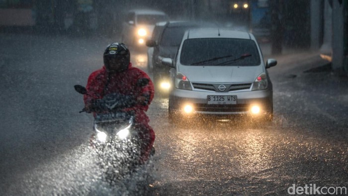 Potret Sejumlah Wilayah di Tangsel Hujan Disertai Angin Kencang Hujan deras disertai angin kencang melanda kawasan Pamulang, Tangsel, Minggu (26/10/2025) pukul 14.20 WIB. Jalan Setiabudi tampak tergenang.