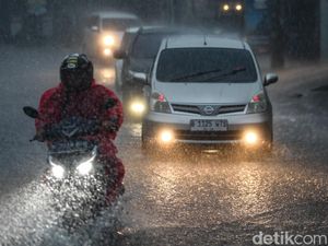 Musim Hujan Tiba, Simak Tips Aman Berkendara Saat Hujan dan Banjir!