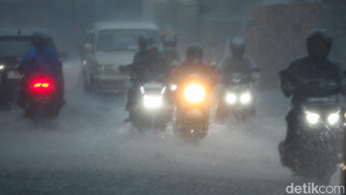 Potret Sejumlah Wilayah di Tangsel Hujan Disertai Angin Kencang Hujan deras disertai angin kencang melanda kawasan Pamulang, Tangsel, Minggu (26/10/2025) pukul 14.20 WIB. Jalan Setiabudi tampak tergenang.