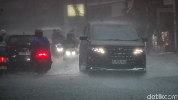 Potret Sejumlah Wilayah di Tangsel Hujan Disertai Angin Kencang Hujan deras disertai angin kencang melanda kawasan Pamulang, Tangsel, Minggu (26/10/2025) pukul 14.20 WIB. Jalan Setiabudi tampak tergenang.