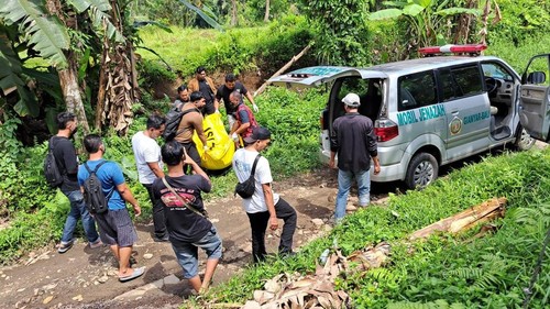 Proses evakuasi mandor proyek yang ditemukan tewas mengenaskan di kawasan Subak Tenggaling, Banjar Puseh, Desa Pejeng, Kecamatan Tampaksiring, Gianyar, Bali. (Foto: Polres Gianyar)