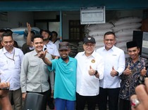 Harga Pupuk Subsidi Turun 20%, Menko Zulhas: Biar Petani Tambah Sejahtera