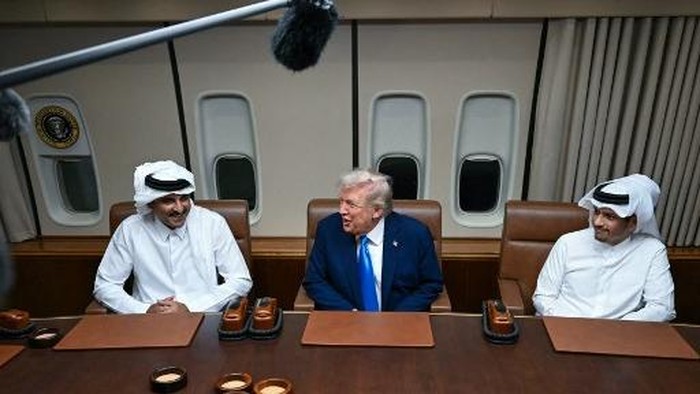 US President Donald Trump meets Qatars Emir Sheikh Tamim bin Hamad Al-Thani (L) and Prime Minister and Foreign Minister Sheikh Mohammed bin Abdulrahman bin Jassim Al-Thani (R) aboard Air Force One in Doha on October 25, 2025, as he makes a refuelling stop on his way to Malaysia for the ASEAN summit. (Photo by ANDREW CABALLERO-REYNOLDS / AFP)