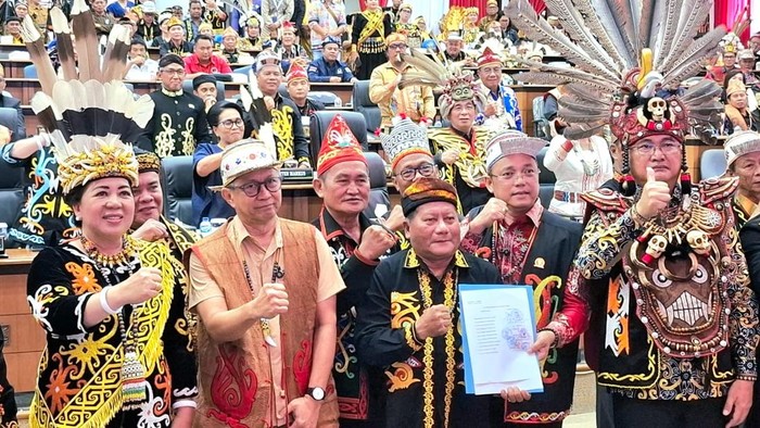 Rocky Gerung saat menggunakan pakaian adat di Gedung DPRD Malinau. (Oktavian Balang/detikKalimantan) Rocky Gerung saat menggunakan pakaian adat di Gedung DPRD Malinau. (Oktavian Balang/detikKalimantan)