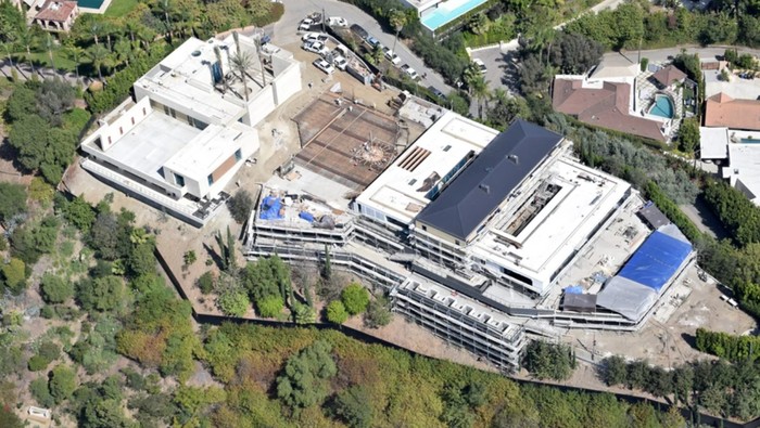 Rumah Baru LeBron James Dua rumah baru LeBron James yang dibangun bak istana megah di Beverly Hills, Amerika Serikat.