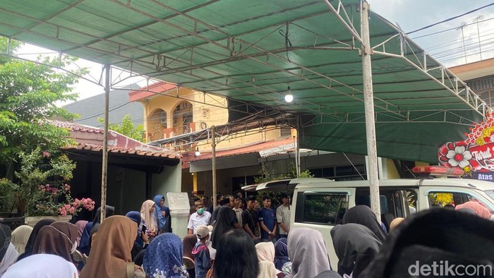 Rumah Duka Suasana rumah duka korban Endah di Kelurahan Bendan Ngisor, Kecamatan Gajahmungkur, Kota Semarang, Minggu (26/10/2025).