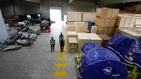 Teknisi aeronautika berjalan melewati mesin-mesin yang dikemas di hanggar tempat perusahaan Ecube menyediakan layanan penyimpanan, pembongkaran, daur ulang, dan transisi pesawat. Para kritikus mengatakan krisis ini berakar pada reaksi berlebihan terhadap harga minyak yang tinggi di atas $140 per barel pada saat produsen mesin merancang model-model terkini. Desain mesin melibatkan keseimbangan antara mengoptimalkan efisiensi atau daya tahan. Foto: REUTERS/Eva Manez