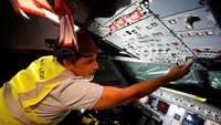 Raul Perez, General Manager perusahaan Ecube, menunjukkan kokpit pesawat A321NEO yang sedang dibongkar. Sebagian besar maskapai mengatakan mereka kekurangan jet setelah bertahun-tahun mengalami penundaan pengiriman dan mempertahankan pesawat yang lebih tua untuk terbang lebih lama. Namun dalam beberapa kasus, pemilik finansial dapat memperoleh lebih banyak keuntungan dengan melepas mesin daripada menyewakan jet itu sendiri. Foto: REUTERS/Eva Manez