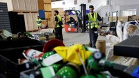 Teknisi pesawat bekerja membongkar komponen pesawat untuk digunakan kembali di hanggar. Mesin-mesin tersebut dapat disewakan sebagai suku cadang dengan harga sekitar $200.000 per bulan, menurut Cirium yang berbasis di Inggris. Harga tersebut setidaknya sama dengan harga satu pesawat utuh lengkap dengan mesin. Foto: REUTERS/Eva Manez