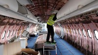 Tren yang tidak biasa ini, yang didorong oleh penundaan produksi dan perawatan mesin Pratt & Whitney, telah membunyikan lonceng kematian bagi jet-jet seperti A321neo berusia enam tahun yang dibongkar di Castellon. A321neo adalah bagian dari keluarga A320, yang bulan ini menggeser Boeing 737 sebagai pesawat jet yang paling banyak dikirimkan. Foto: REUTERS/Eva Manez