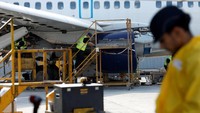 Teknisi memeriksa badan pesawat A321NEO sebelum proses pembongkaran di Bandara Castellón, Spanyol. Dulunya bandara yang hampir kosong, Castellon kini menjadi kuburan bagi pesawat yang terjebak dalam krisis mesin global. Foto: REUTERS/Eva Manez