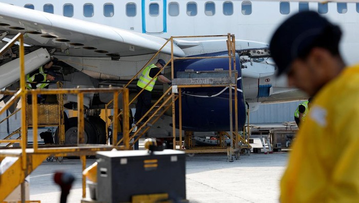 Saat Pesawat Pensiun Jadi Sumber Suku Cadang, Daur Ulang Bernilai Tinggi Aircraft technicians dismantle an A321NEO  aeroplane, whose parts will be reused by the company Ecube, at Castellon Airport, in Castellon, Spain, October 16, 2025. REUTERS/Eva Manez
