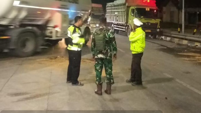 Saat pihak kepolisian melakukan olah TKP dilokasi kejadian sepeda motor tabrak truk di Muba Saat pihak kepolisian melakukan olah TKP dilokasi kejadian sepeda motor tabrak truk di Muba