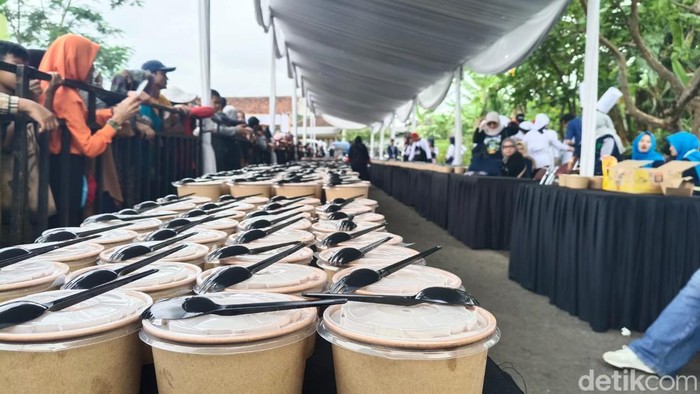 Sajian 2.417 porsi ketupat Tanjung pecahkan rekor MURI. Sajian 2.417 porsi ketupat Tanjung pecahkan rekor MURI.