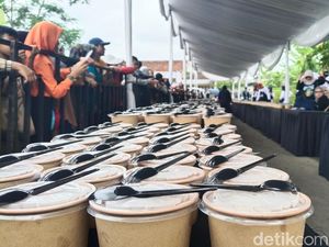 2.417 Porsi Ketupat Tanjung Khas Tasikmalaya Pecahkan Rekor MURI