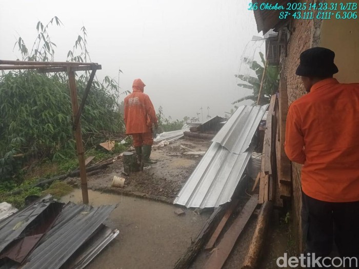 Salah satu dapur di Jatiyoso Karanganyar mengalami longsor, Minggu (26/10/2025) sore. Salah satu dapur di Jatiyoso Karanganyar mengalami longsor, Minggu (26/10/2025) sore.