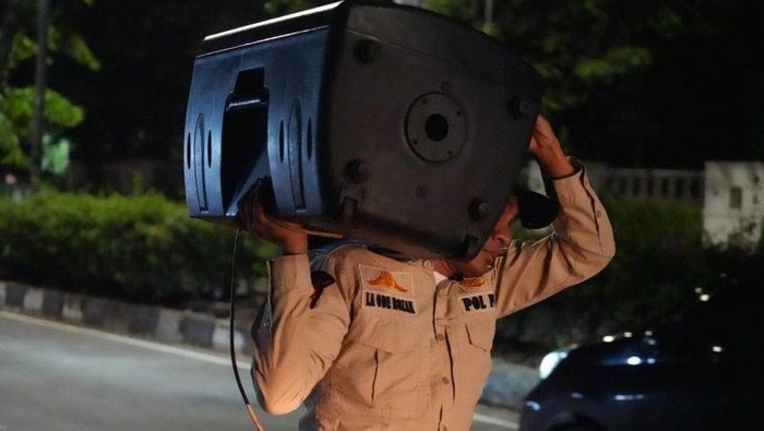 Petugas Satuan Polisi Pamong Praja (Satpol PP) Tanjung Priok mengangkat speaker milik pedagang yang ditertibkan di kawasan Danau Sunter, Tanjung Priok, Jakarta Utara, Jumat (24/10/2025). ANTARA/HO-Pemkot Jakarta Utara.