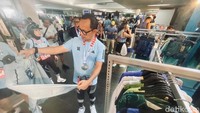 Wakil Menteri Dalam Negeri Bima Arya Sugiarto bersama artis Gisella Anastasia menjadi sorotan ketika keduanya terlihat antusias berkeliling dan berbelanja di booth UMKM pada Wondr Jakarta Running Festival (JRF) Expo 2025, Minggu (26/10/2025).