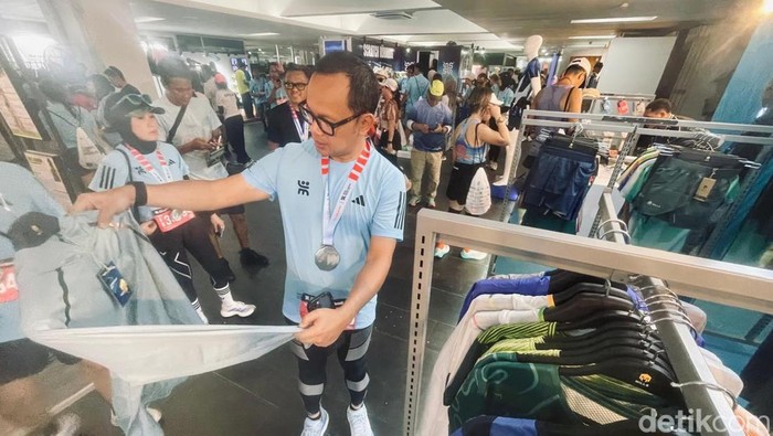 Semangat UMKM Lokal Meriahkan JRF 2025 Setelah garis finis dilewati dan peluh mulai mengering, suasana Gelora Bung Karno (GBK) tetap hidup dan riuh. Wakil Menteri Dalam Negeri Bima Arya Sugiarto bersama artis Gisella Anastasia menjadi sorotan ketika keduanya terlihat antusias berkeliling dan berbelanja di booth UMKM pada Wondr Jakarta Running Festival (JRF) Expo 2025, Minggu (26/10/2025).