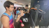 Bima Arya dan Gisel datang sebagai peserta lari yang ikut merasakan euforia ajang olahraga internasional tersebut. Tidak hanya mengambil bagian dalam lomba, mereka juga menunjukkan dukungan pada pelaku usaha lokal dengan memborong sejumlah produk UMKM yang dipamerkan di area expo.