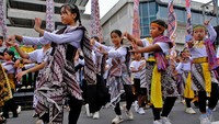 Museum Rekor Indonesia (MURI) mencatat pemecahan rekor nasional penampilan tari batik terbesar dengan 15.000 penari dan 2.000 motif kain batik. ANTARA FOTO/Anis Efizudin