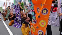 Para penari menampilkan Tari Puspa Batik dengan penuh semangat, memadukan gerak tradisional dan keindahan motif batik. ANTARA FOTO/Anis Efizudin