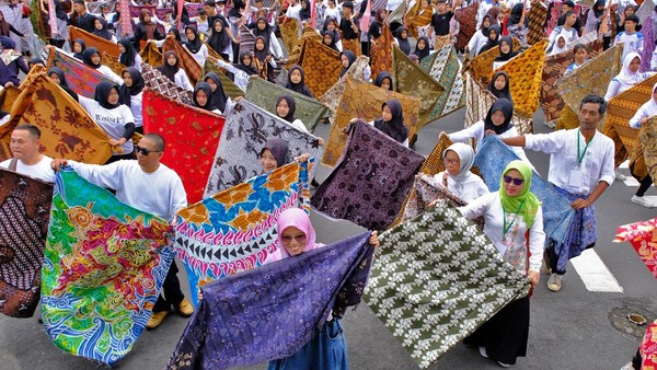 Semarak 15.000 Penari Batik Pecahkan Rekor MURI