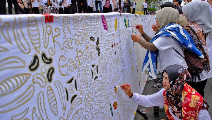 Peserta membatik bersama pada Festival Harmoni Pesona Batik di kawasan Alun-alun Kota Magelang, Jawa Tengah, Minggu (26/10/2025). Festival tersebut menampilkan pameran produk UMKM batik, menari batik massal, peragaan busana batik, dan membatik bersama sebagai wujud komitmen Pemerintah Kota Magelang dalam melestarikan serta mempromosikan batik yang merupakan warisan budaya bangsa. ANTARA FOTO/Anis Efizudin/tom.