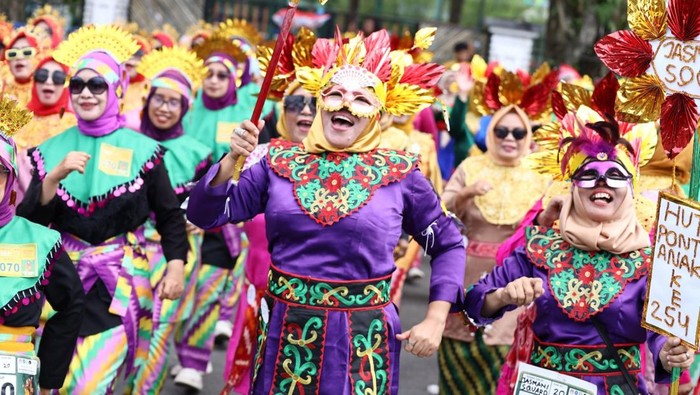 Semarak tari Jepin massal dalam HUT Kota Pontianak ke-254. Foto: Dokumentasi Prokopim Pontianak Semarak tari Jepin massal dalam HUT Kota Pontianak ke-254. Foto: Dokumentasi Prokopim Pontianak