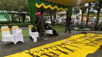 Di hari sebelumnya, turut nampak Komunitas Pusaka Nusantara Kalimantan Barat (Kalbar) menggelar Parade Ngampar Pusaka. Ratusan pusaka ditampilkan untuk memeriahkan peringatan Hari Ulang Tahun (HUT) ke-254 Kota Pontianak.Ketua Pusaka Nusantara Kalbar, Heri Sugiarto mengatakan, Parade Ngampar Pusaka ini bertujuan mengenalkan dan mengajarkan generasi muda pentingnya menjaga dan melestarikan peninggalan leluhur berupa pusaka-pusaka berharga.Ada kurang lebih 100 pusaka yang ditampilkan dalam parade ini seperti keris, badik, pedang mandau, pedang alemeng, buntut perangkas, belimbing, trisula, dan banyak jenis lainnya. Foto: Dokumentasi Komunitas Pusaka Nusantara Kalbar Di hari sebelumnya, turut nampak Komunitas Pusaka Nusantara Kalimantan Barat (Kalbar) menggelar Parade Ngampar Pusaka. Ratusan pusaka ditampilkan untuk memeriahkan peringatan Hari Ulang Tahun (HUT) ke-254 Kota Pontianak.Ketua Pusaka Nusantara Kalbar, Heri Sugiarto mengatakan, Parade Ngampar Pusaka ini bertujuan mengenalkan dan mengajarkan generasi muda pentingnya menjaga dan melestarikan peninggalan leluhur berupa pusaka-pusaka berharga.Ada kurang lebih 100 pusaka yang ditampilkan dalam parade ini seperti keris, badik, pedang mandau, pedang alemeng, buntut perangkas, belimbing, trisula, dan banyak jenis lainnya. Foto: Dokumentasi Komunitas Pusaka Nusantara Kalbar