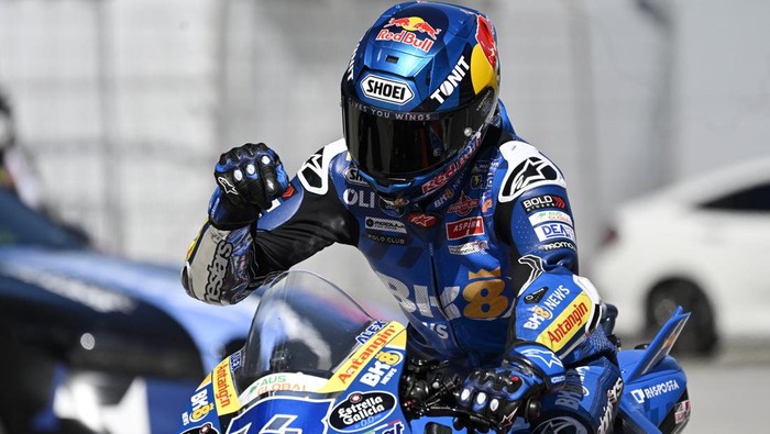 Semringah Alex Marquez Kunci Runner-Up MotoGP 2025 di Sepang MotoGP - Malaysian Grand Prix - Sepang International Circuit, Sepang, Malaysia - October 26, 2025 BK8 Gresini Racing MotoGPs Alex Marquez celebrates winning the MotoGP race REUTERS/Najjua Zulkefli