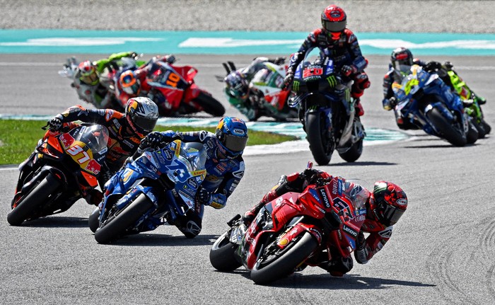 MotoGP - Malaysian Grand Prix - Sepang International Circuit, Sepang, Malaysia - October 26, 2025 Ducati Lenovo Teams Francesco Bagnaia, BK8 Gresini Racing MotoGPs Alex Marquez and Red Bull KTM Factory Racings Pedro Acosta in action with riders during the race REUTERS/Najjua Zulkefli     TPX IMAGES OF THE DAY