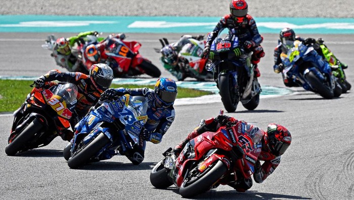 Semringah Alex Marquez Kunci Runner-Up MotoGP 2025 di Sepang MotoGP - Malaysian Grand Prix - Sepang International Circuit, Sepang, Malaysia - October 26, 2025 Ducati Lenovo Team's Francesco Bagnaia, BK8 Gresini Racing MotoGP's Alex Marquez and Red Bull KTM Factory Racing's Pedro Acosta in action with riders during the race REUTERS/Najjua Zulkefli TPX IMAGES OF THE DAY