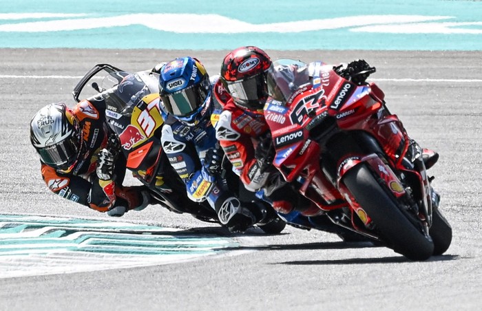 MotoGP - Malaysian Grand Prix - Sepang International Circuit, Sepang, Malaysia - October 26, 2025 Ducati Lenovo Teams Francesco Bagnaia, BK8 Gresini Racing MotoGPs Alex Marquez and Red Bull KTM Factory Racings Pedro Acosta in action during the race REUTERS/Najjua Zulkefli