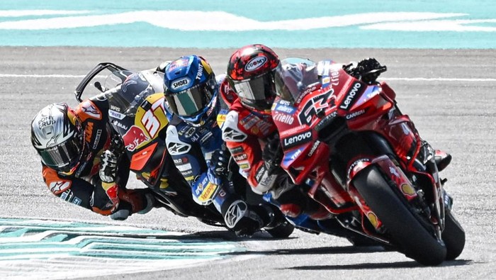 MotoGP - Malaysian Grand Prix - Sepang International Circuit, Sepang, Malaysia - October 26, 2025 Ducati Lenovo Teams Francesco Bagnaia, BK8 Gresini Racing MotoGPs Alex Marquez and Red Bull KTM Factory Racings Pedro Acosta in action during the race REUTERS/Najjua Zulkefli