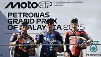 BK8 Gresini Racing Pembalap MotoGP Alex Marquez merayakan kemenangannya di podium bersama pembalap Red Bull KTM Factory Racing Pedro Acosta yang berada di posisi kedua dan pembalap Honda HRC Castrol Joan Mir yang berada di posisi ketiga. Dengan dua posisi teratas di papan klasemen MotoGP 2025 kini sudah terkunci, salah satu yang masih menjadi rebutan di dua seri terakhir MotoGP Portugal dan MotoGP Valencia musim ini adalah posisi ketiga. Persaingannya pun masih cukup sengit. Foto: REUTERS/Najjua Zulkefli