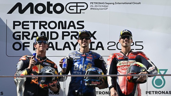 Semringah Alex Marquez Kunci Runner-Up MotoGP 2025 di Sepang MotoGP - Malaysian Grand Prix - Sepang International Circuit, Sepang, Malaysia - October 26, 2025 BK8 Gresini Racing MotoGP's Alex Marquez celebrates on the podium after winning the MotoGP race with second placed Red Bull KTM Factory Racing's Pedro Acosta and third placed Honda HRC Castrol's Joan Mir REUTERS/Najjua Zulkefli
