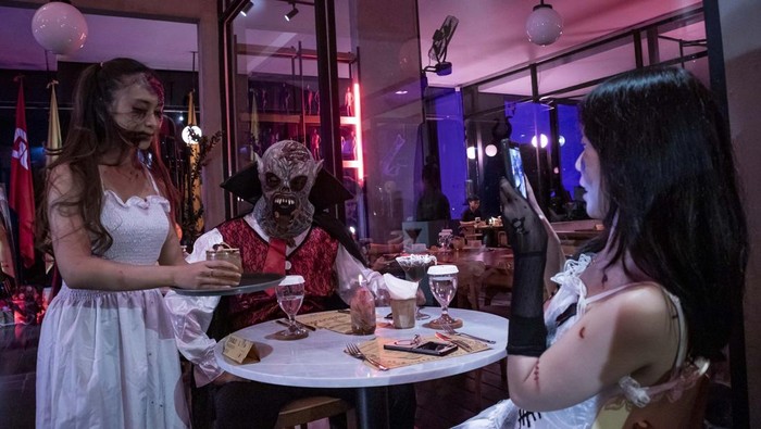 Sensasi Horor dan Seni di Kafe Bandung Barat Sambut Halloween Pemeran hantu memberikan minuman kepada pengunjung di Artsociates Gallery & Cafe, Kabupaten Bandung Barat, Jawa Barat, Sabtu (25/10/2025). Kafe tersebut menggelar perayaan halloween bertajuk Artsociates Halloween: A Haunting Night of Art, Taste, and Mystery dengan menyuguhkan pertunjukan teater, pesta kostum, hidangan serta ornamen bernuansa horor untuk merayakan halloween dengan pendekatan artistik sekaligus memberikan sensasi dan daya tarik tersendiri bagi pengunjung. ANTARA FOTO/Abdan Syakura/nym.