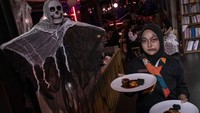 Suasana kafe berhias ornamen horor saat perayaan Halloween menghadirkan pengalaman unik penuh seni dan misteri. Foto: ANTARA FOTO/Abdan Syakura