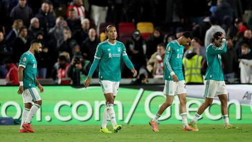 Soccer Football - Premier League - Brentford v Liverpool - GTech Community Stadium, London, Britain - October 25, 2025 Liverpools Virgil van Dijk, Mohamed Salah, Hugo Ekitike and Dominik Szoboszlai look dejected after the match REUTERS/Toby Melville EDITORIAL USE ONLY. NO USE WITH UNAUTHORIZED AUDIO, VIDEO, DATA, FIXTURE LISTS, CLUB/LEAGUE LOGOS OR LIVE SERVICES. ONLINE IN-MATCH USE LIMITED TO 120 IMAGES, NO VIDEO EMULATION. NO USE IN BETTING, GAMES OR SINGLE CLUB/LEAGUE/PLAYER PUBLICATIONS. PLEASE CONTACT YOUR ACCOUNT REPRESENTATIVE FOR FURTHER DETAILS..     TPX IMAGES OF THE DAY