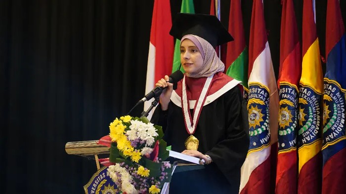Sondos Jehad Shnewra, mahasiswa asal Gaza, Palestina yang lulus cumlaude dari Program Pascasarjana Universitas Muhammadiyah (UM) Surabaya. Sondos Jehad Shnewra, mahasiswa asal Gaza, Palestina yang lulus cumlaude dari Program Pascasarjana Universitas Muhammadiyah (UM) Surabaya.