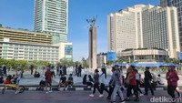 Warga Tetap Olahraga di Bundaran HI Meski CFD Ditiadakan: Yang Penting Sehat Warga Tetap Olahraga di Bundaran HI Meski CFD Ditiadakan: Yang Penting Sehat
