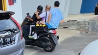 Momen Kocak Thom Haye Naik Motor Bonceng 3 di Bandung Momen Kocak Thom Haye Naik Motor Bonceng 3 di Bandung